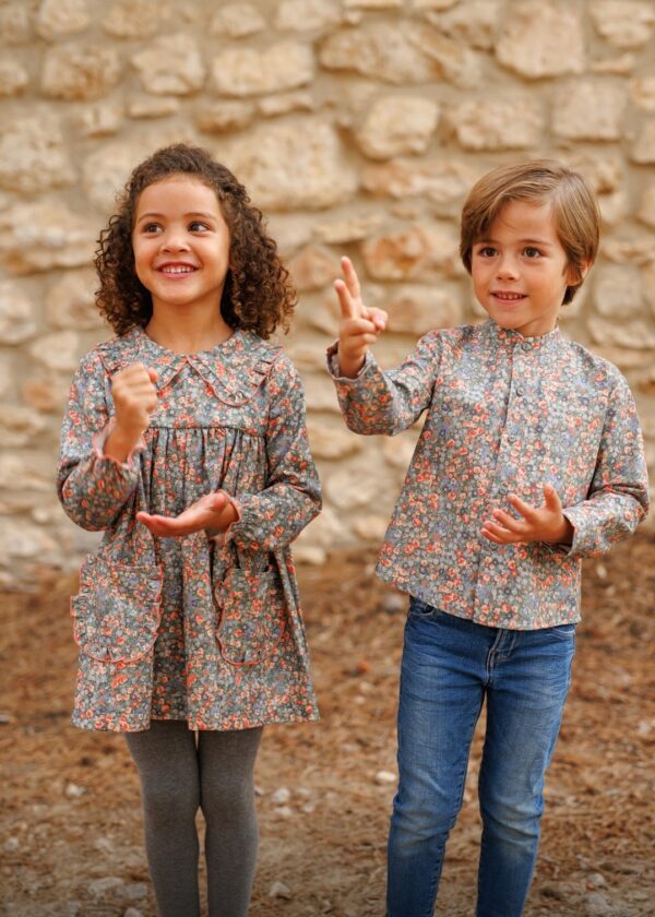 hermana y hermano igual vestidos ropa exclusiva