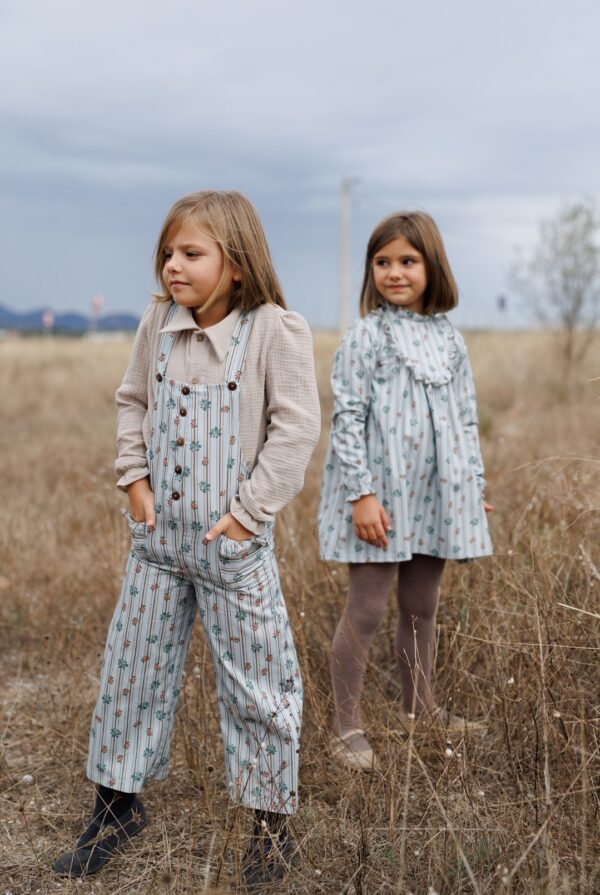 hermanas vestidas igual en azul ropa exclusiva