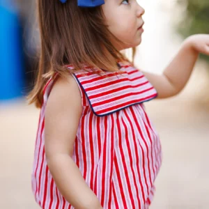 Bebé con braguita de rayas rojas y blancas de moda infantil Sutier
