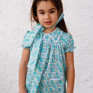 Niña con vestido El Puntal moda infantil de cuadros con vuelo amplio y diseño ligero