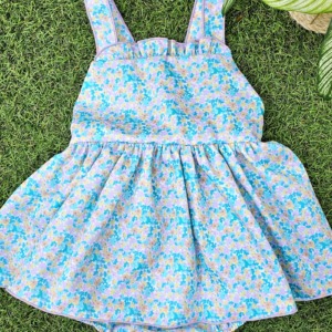 Bebé con pichi El Puntal moda infantil de cuadros y tirantes cruzados