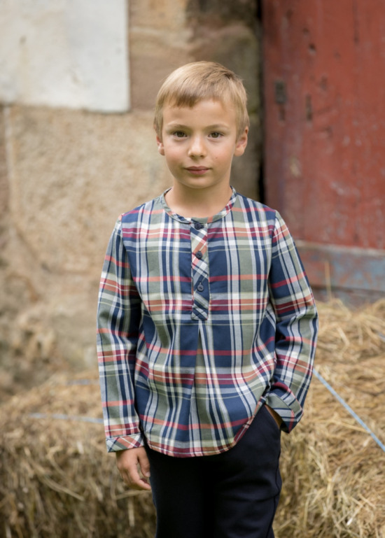 Polera infantil para niño de la colección Miño de Sutier, ideal para looks cómodos y sofisticados.