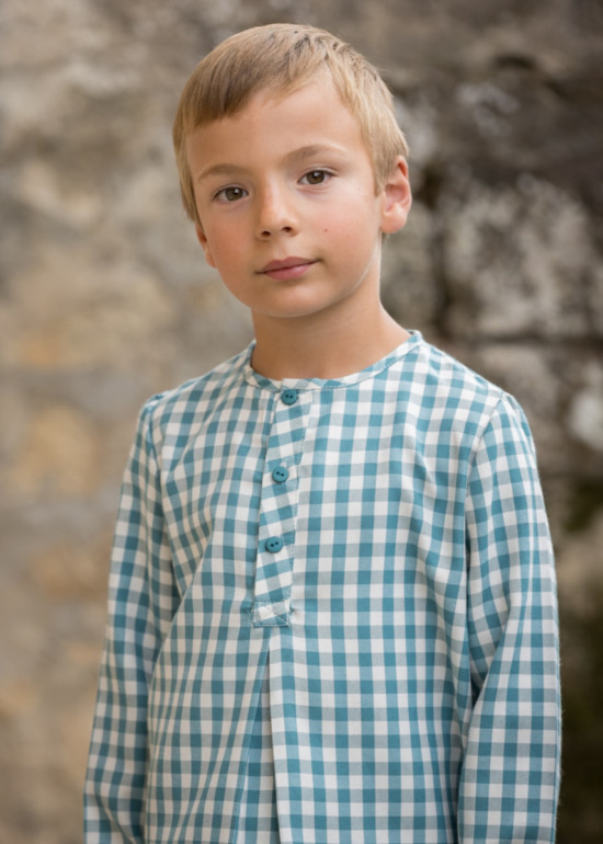 Camisa de la colección Sella para niño, con estampado de cuadros vichy azafata y confección artesanal para un estilo impecable.