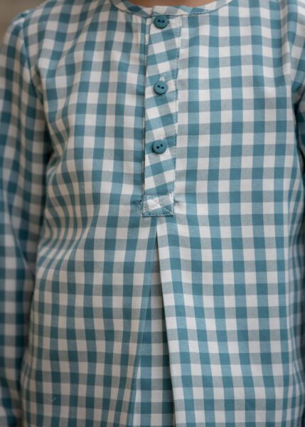 Camisa para niño en cuadros vichy azafata, diseño cómodo y versátil de la colección Sella de Sutier, ideal para looks coordinados.