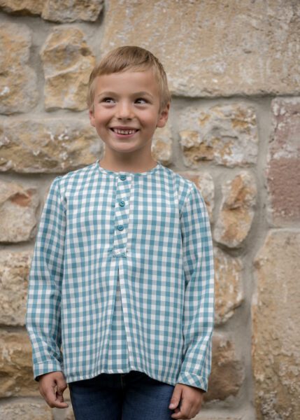 Camisa infantil para niño de la colección Sella de Sutier, con estampado de cuadros vichy azafata, ideal para combinar en cualquier ocasión.