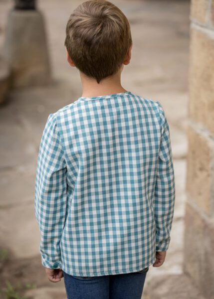 Camisa para niño con estampado de cuadros vichy en color azafata, diseño elegante y fresco de la colección Sella de Sutier.