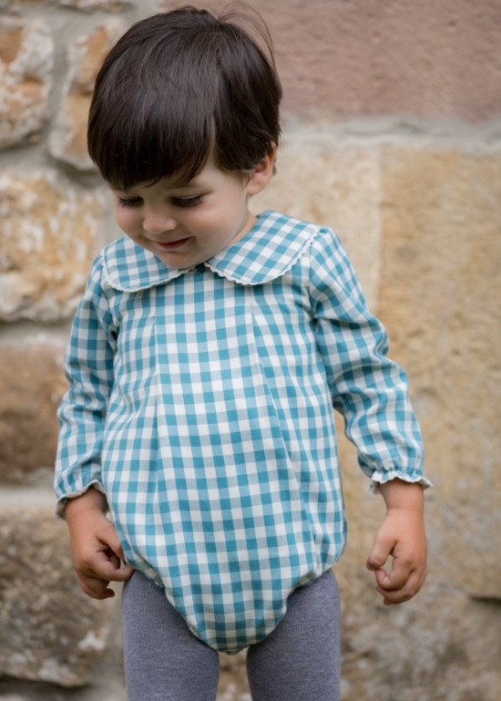 Pelele unisex de bebé en cuadros vichy, ideal para cualquier ocasión, con un diseño práctico y artesanal.