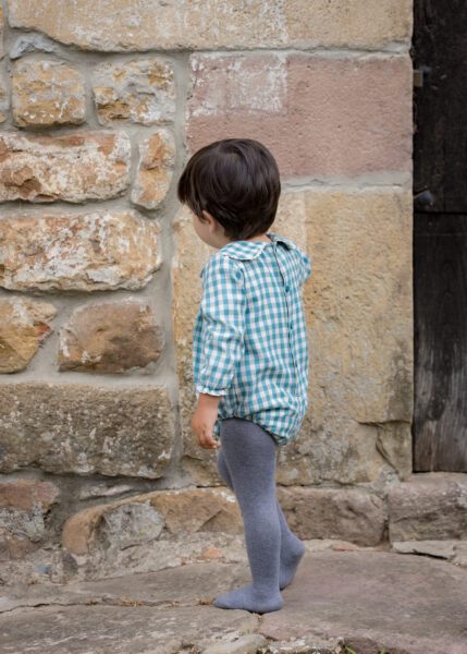 Pelele para bebé unisex con estampado de cuadros vichy, diseño clásico y cómodo de Sutier, confeccionado con tejidos suaves.