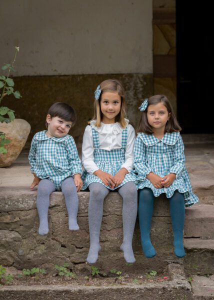 Hermanos luciendo conjuntos coordinados con estampado de cuadros vichy azafata, diseño clásico y cómodo de Sutier, ideal para cualquier ocasión.