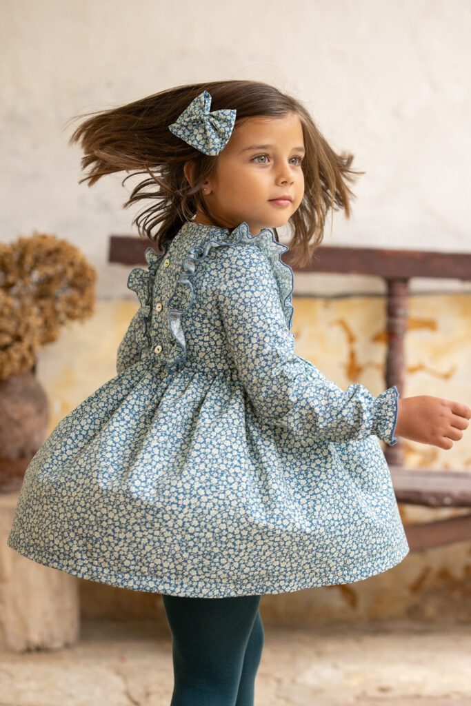 Vestido infantil con estampado floral en tonos delicados, diseñado por Sutier para combinar estilo, comodidad y encanto.