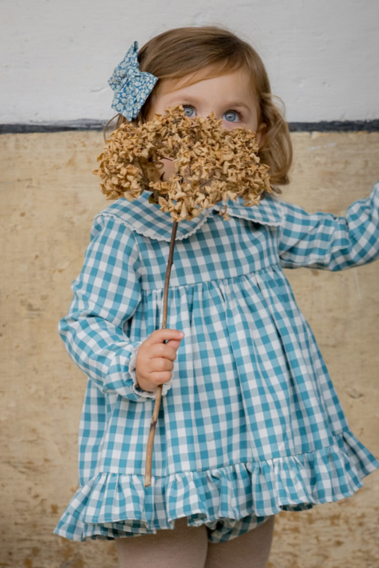 Vestido para bebé con estampado de cuadros vichy en color azafata, diseño encantador y cómodo de Sutier, ideal para cualquier ocasión.