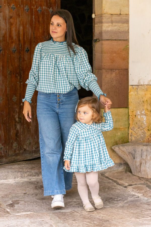 mama hijas vestidas igual