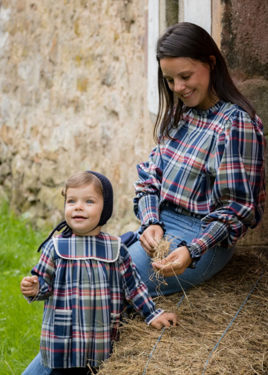 Vestidos iguales para mamá e hija con diseño de cuadros tartán en color azul marino, ideales para ocasiones especiales.