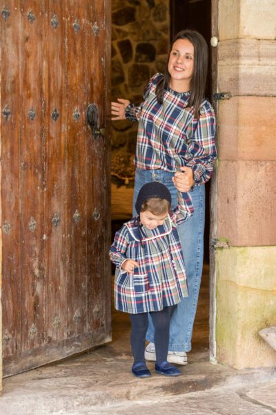 Conjunto a juego para mamá e hija con estampado de cuadros tartán azul marino, diseño elegante y coordinado de Sutier.
