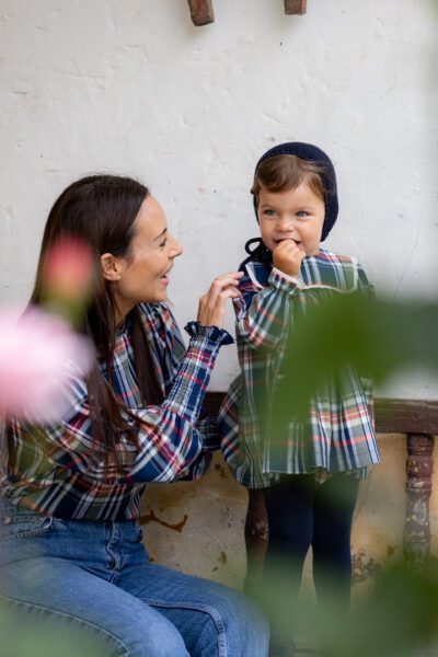 Jesusito infantil con diseño de cuadros tartán, estilo tradicional y acogedor, confeccionado con materiales de alta calidad.