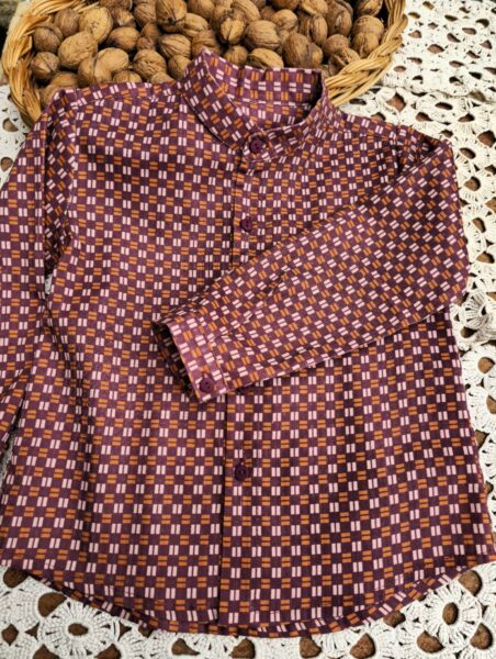 Camisa para niño de la colección Nalón, con diseño clásico, detalles de botones en contraste y confeccionada en tejidos suaves, perfecta para ocasiones especiales.