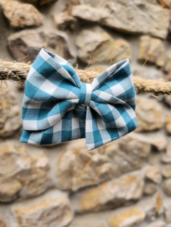Lazo con estampado de cuadros vichy, accesorio clásico y versátil de Sutier, ideal para complementar cualquier look infantil.