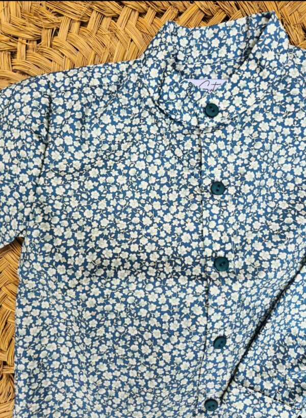 camisa flores niño