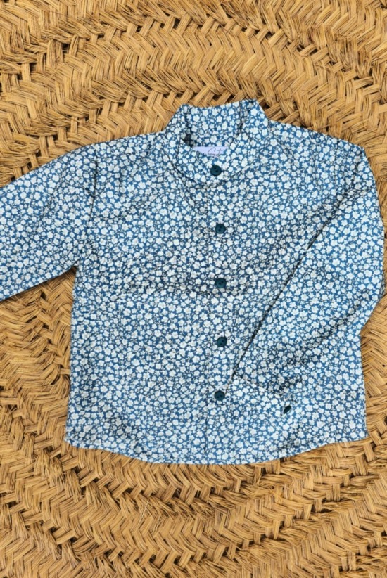 Camisa de flores para niño, diseño artesanal, ideal para ocasiones especiales.