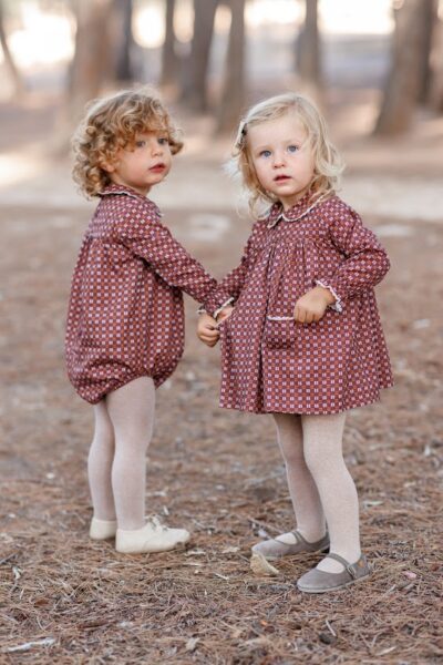 Bebés con ropa a juego, combinando estilo y comodidad, perfectas para eventos familiares o actividades cotidianas.
