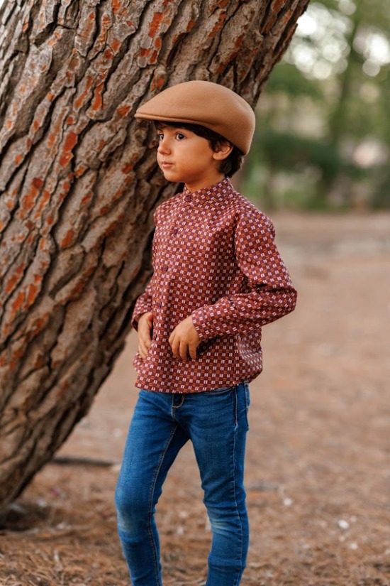 Camisa para niño de la colección Nalón, con un diseño clásico y elegante, confeccionada con tejidos suaves y detalles de botones decorativos.