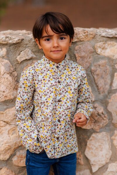 Camisa infantil con estampado floral para niño, perfecta para ocasiones especiales o combinar en looks de diario. Confeccionada con tejidos ligeros y cómodos.