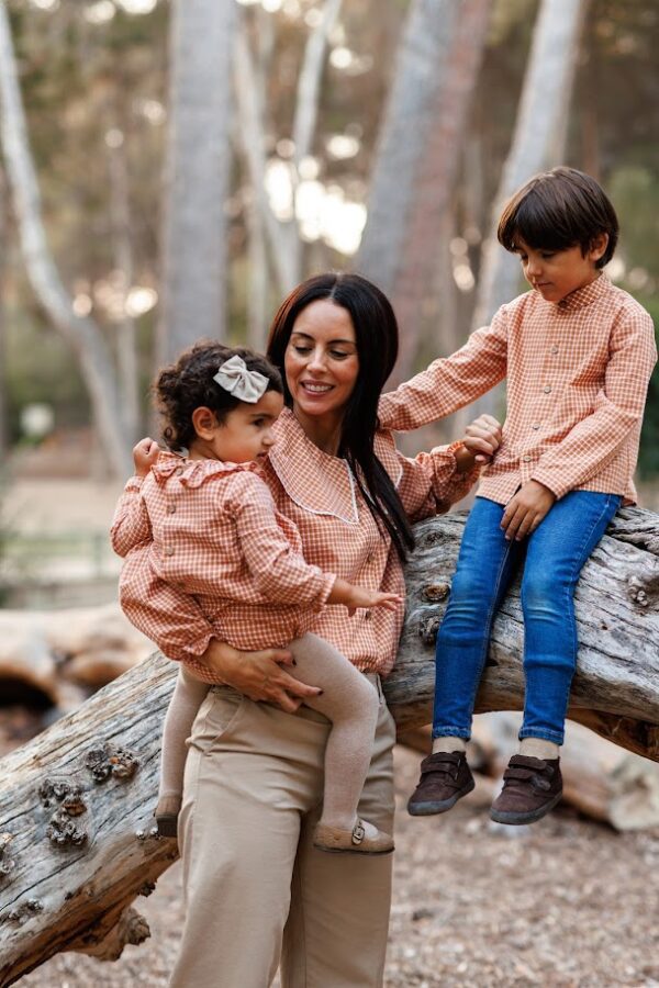 hermanos y mama igual vestidos