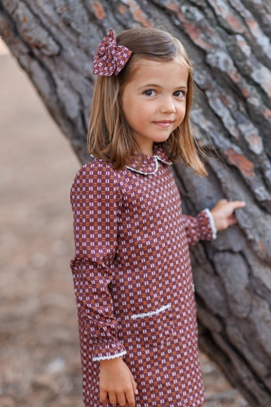 Vestido para niña con detalles bordados y un diseño elegante, confeccionado con materiales suaves para un estilo cómodo y sofisticado.