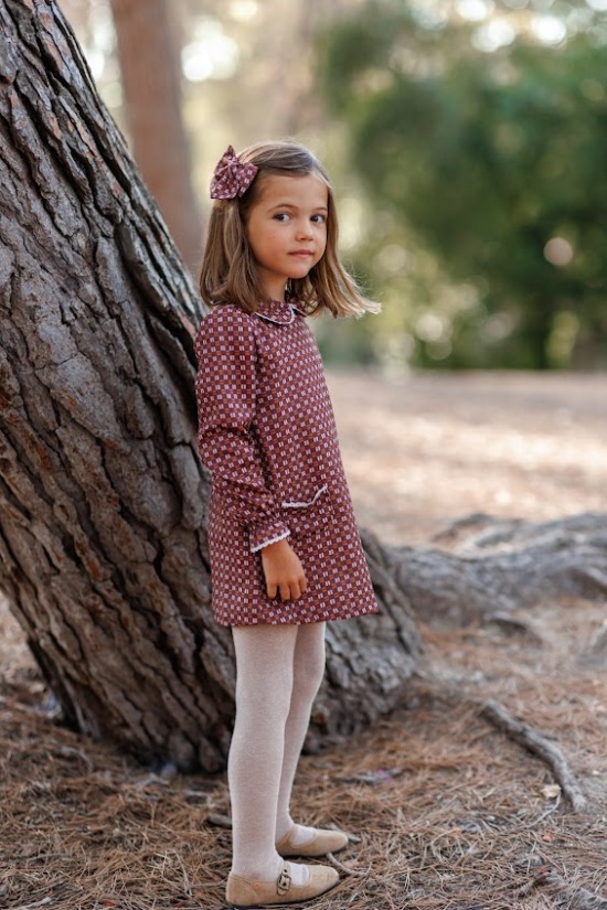 Vestido infantil de la colección Nalón, con un diseño encantador, detalles artesanales y tejido de alta calidad, ideal para ocasiones especiales.