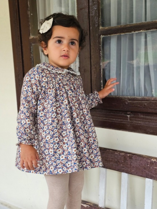 Jesusito para bebé con estampado floral, diseño artesanal y delicado de Sutier, ideal para ocasiones especiales o el día a día.
