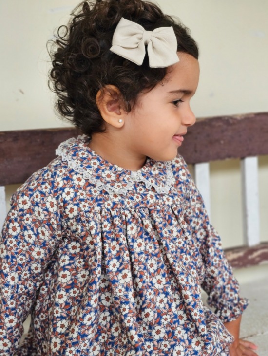 Jesusito para bebé con diseño floral, confeccionado artesanalmente por Sutier, cómodo y elegante para cualquier momento.
