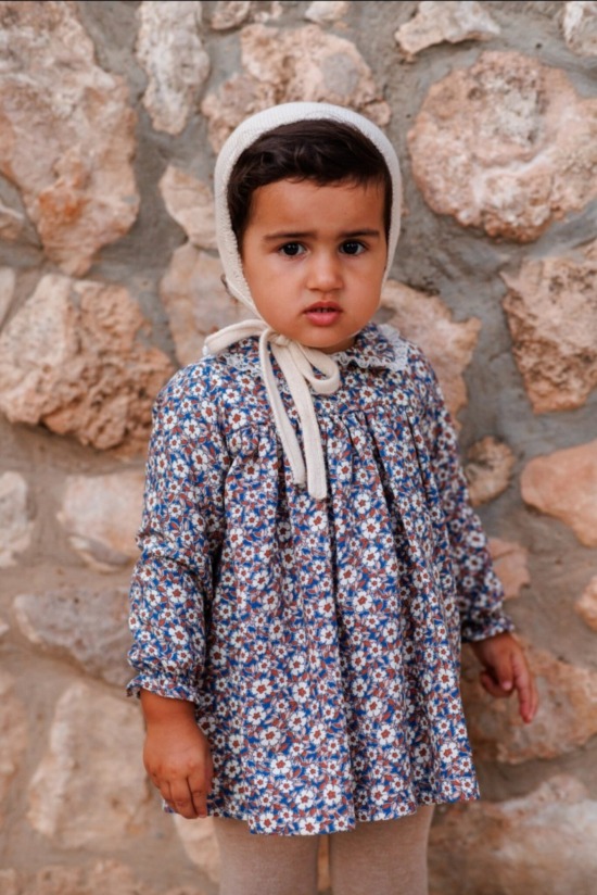 Jesusito de bebé con estampado floral, diseño encantador y único de Sutier, creado con tejidos suaves para máxima comodidad.