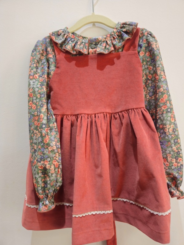 Vestido infantil en tonos rojos con mangas florales