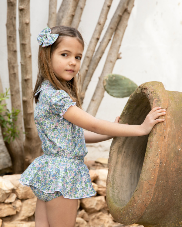 niña conjunto azul