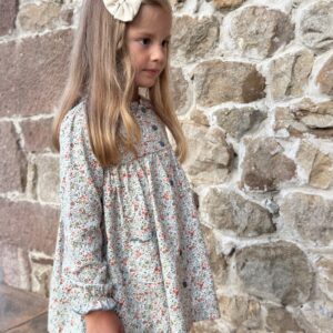 Niña con el Vestido Acebo floral de Sutier, moda infantil artesanal hecha en España