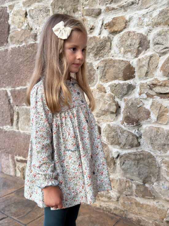 Niña con el Vestido Acebo floral de Sutier, moda infantil artesanal hecha en España