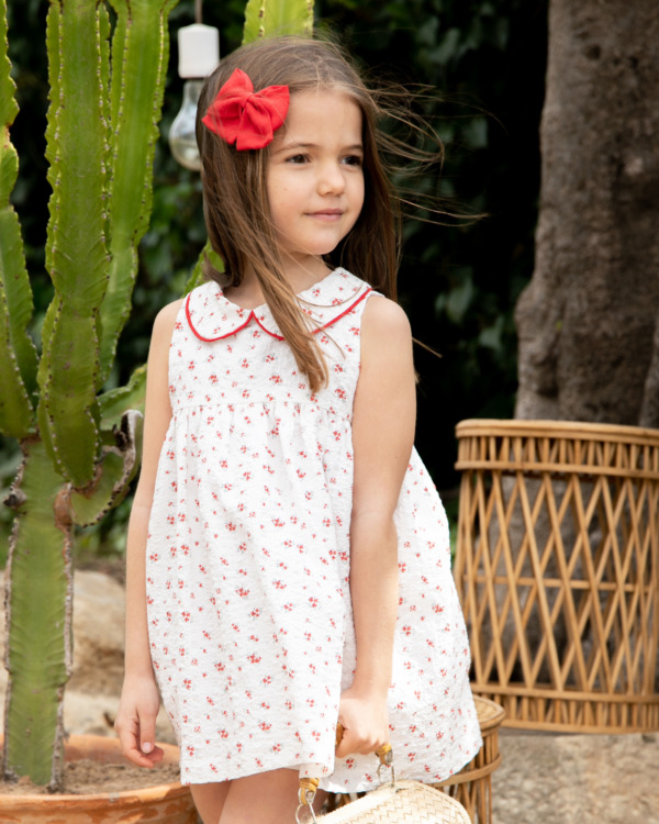 vestido blanco y flores rojas