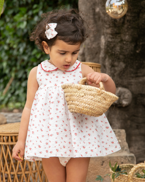 vestido bebe blanco y flores rojas