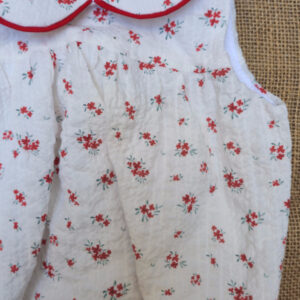 Detalle del vestido con flores rojas de la colección Montañesa.