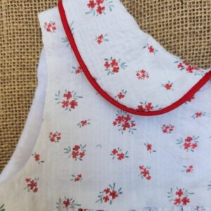 Niña con vestido Montañesa moda infantil de algodón con estampado floral rojo