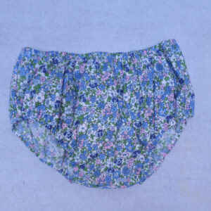 Pantalón corto floral en tonos azules y rosas de la colección Rumba.