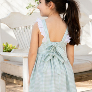 niña con vestido vichy artesanal de cuadros y volantes Título de imagen: vestido vichy