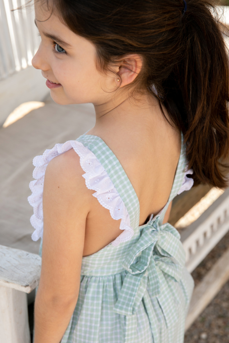 Niña con vestido vichy verde y volantes blancos - Moda infantil artesanal y clásica para verano | Sutier