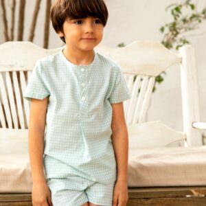 Niño con conjunto de camisa y pantalón corto de cuadros vichy en verde suave, moda infantil artesanal