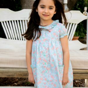 Niña con vestido floral en tonos pastel de la colección Samba de moda infantil artesanal