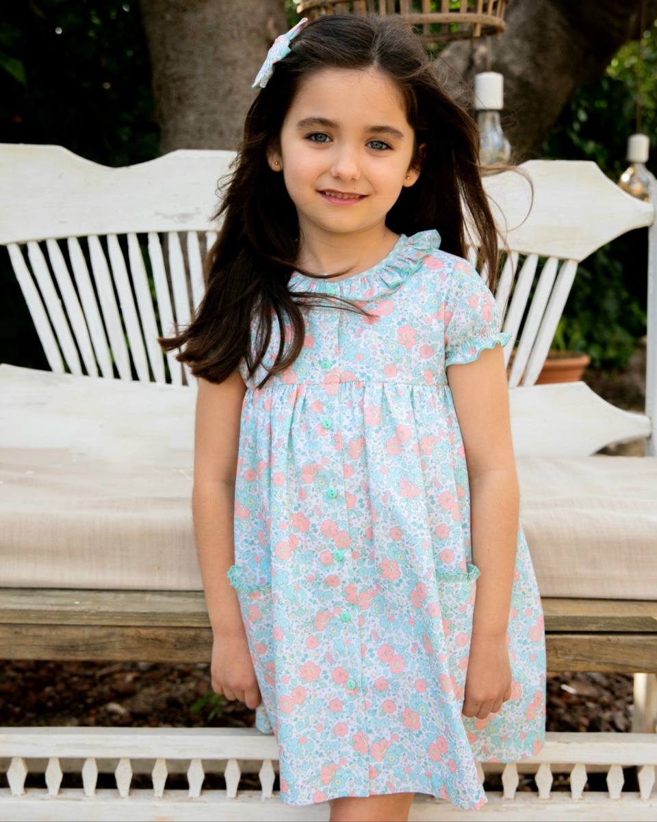 Niña con vestido floral en tonos pastel de la colección Samba de moda infantil artesanal