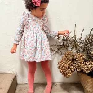Niña luciendo el Conjunto Morera de flores de Sutier, moda infantil con encanto