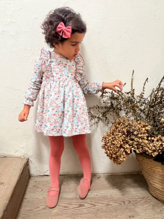 Niña luciendo el Conjunto Morera de flores de Sutier, moda infantil con encanto