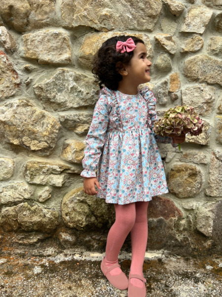 Niña con vestido del Conjunto Morera de Sutier, moda infantil floral hecha en España
