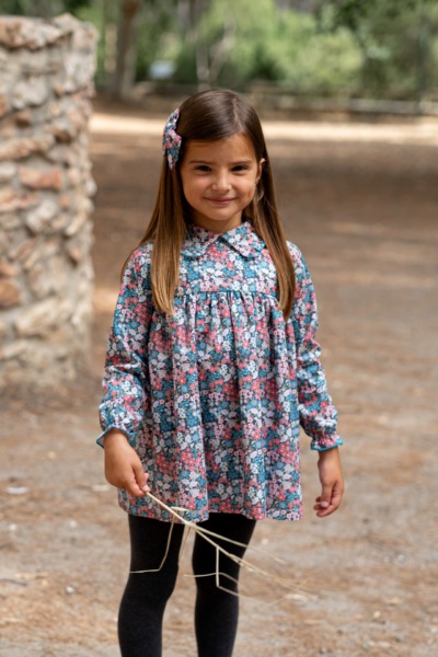 Niña con vestido infantil floral de manga larga en tonos azul, rosa y blanco de Sutier
